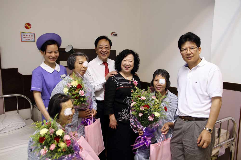 2011年5月，魏基成“光明列車”駛入廣東江門，提供白內障義診手術治療