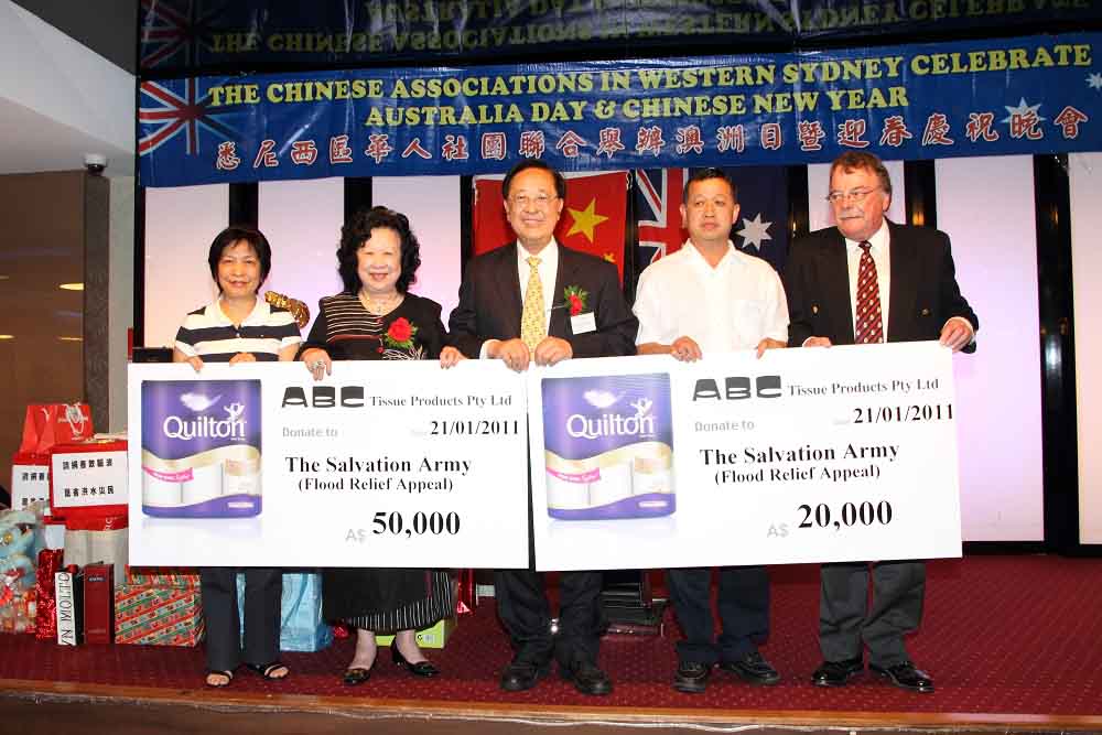 2010年1月，魏基成伉儷賑濟澳大利亞昆士蘭洪水災區