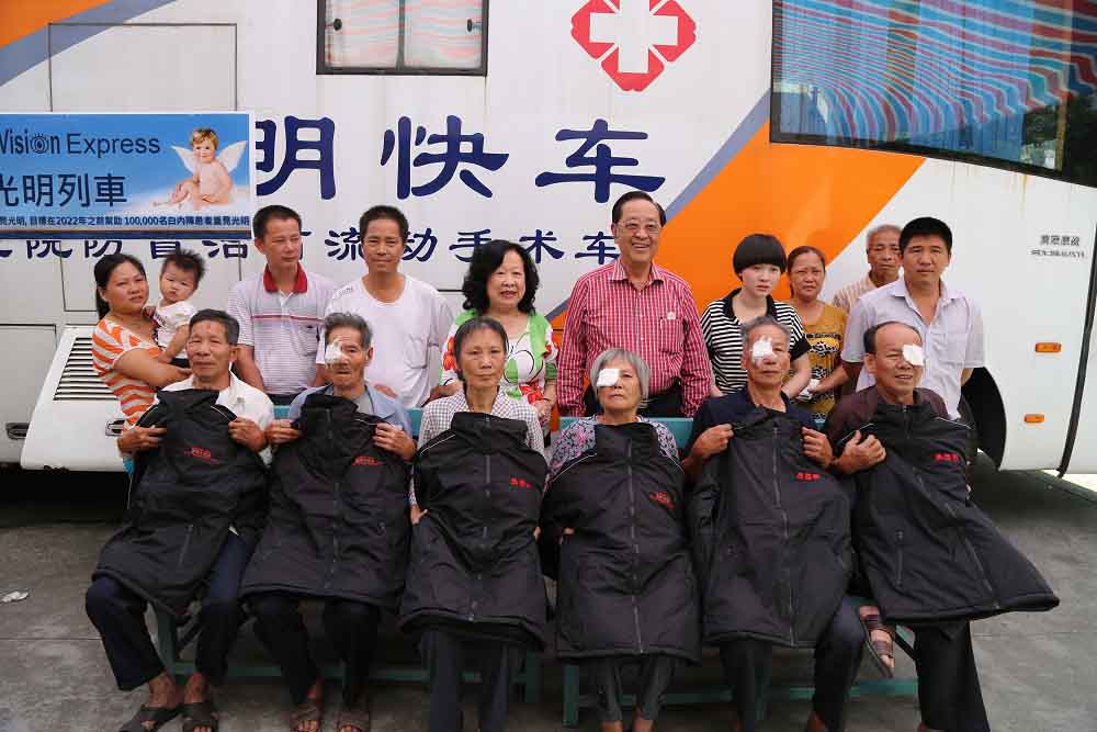 2012年9月，魏基成伉儷在廣東省揭陽市派贈冬衣