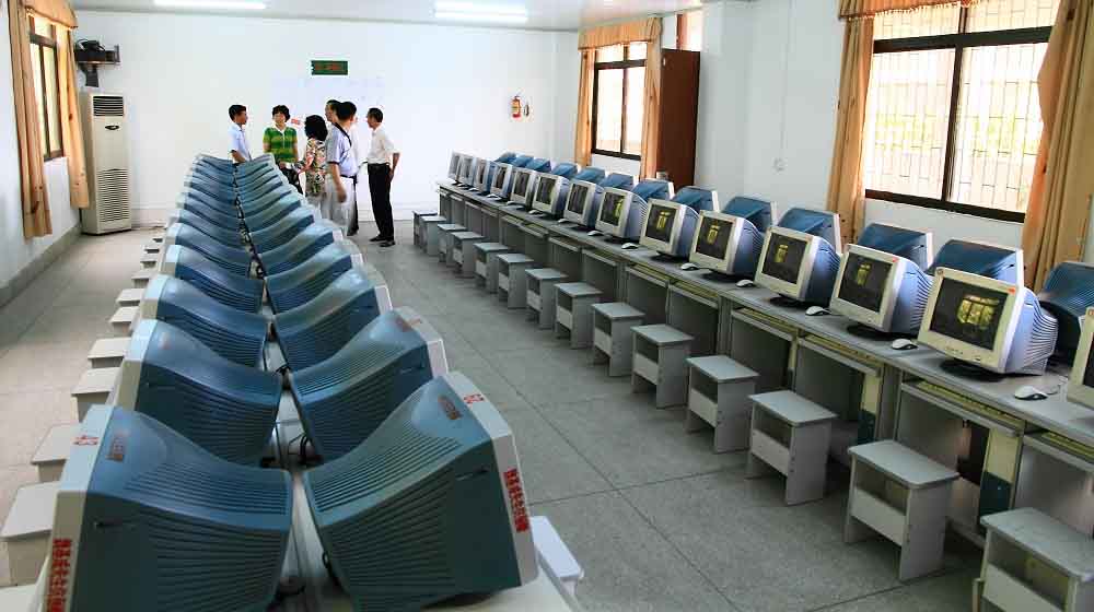 2012年10月，魏基成伉儷向廣東省揭陽市的學校贈送的電腦
