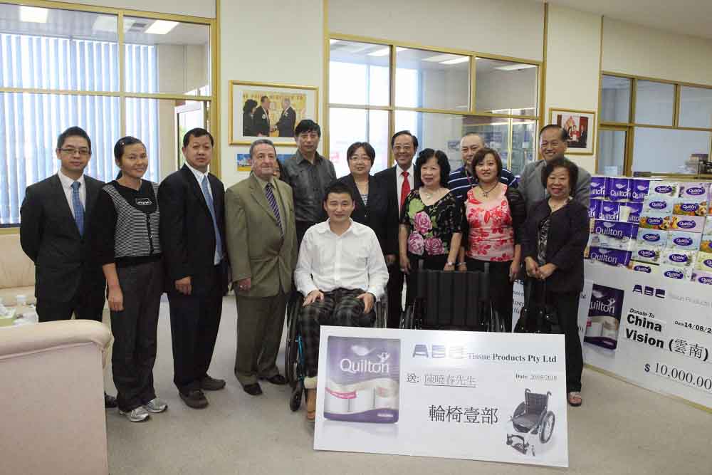 魏基成伉儷通過贈送輪椅、安排工作等方式，幫助在車禍中受傷癱瘓的中國留學生陳曉春