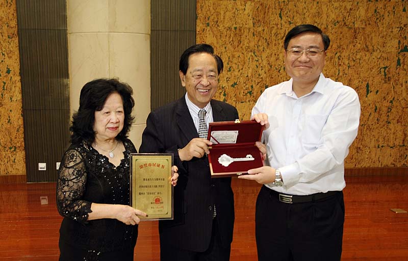 2013年10月，魏基成“天籟列車”駛入山東沂源滕州，滕州市市長授予魏基成榮譽市民證書和銀鑰匙