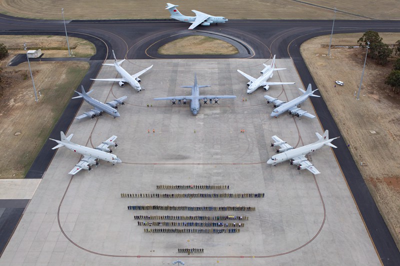 4月29日，來自各國軍方的搜索人員在皮爾斯空軍基地與飛機合影留念。（澳大利亞國防部供圖）