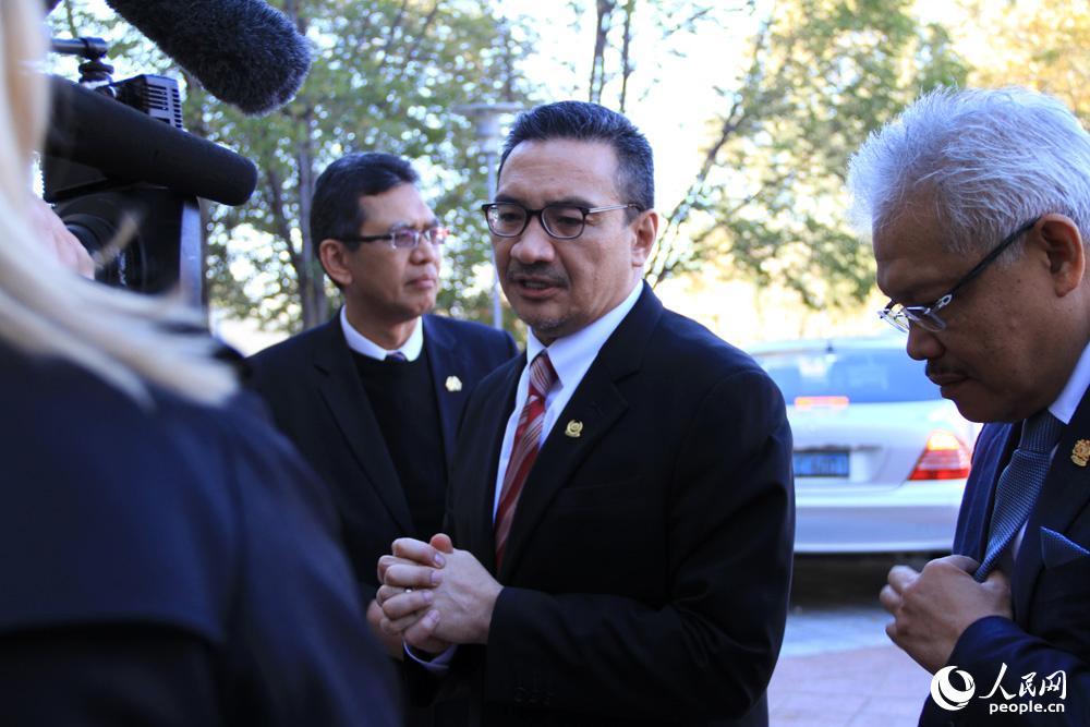 馬來西亞國防部長兼代理交通部長希沙姆丁率代表團抵達澳大利亞國會大廈。人民網記者 李景衛攝