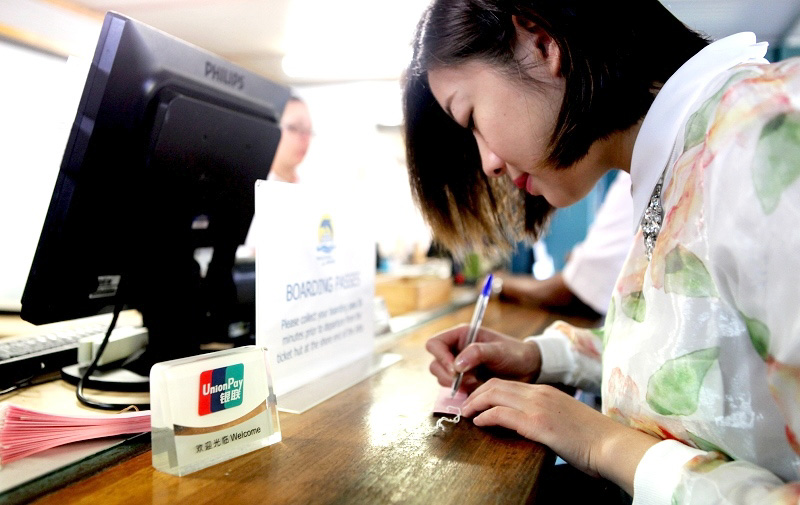 海豚島上中國游客日增，但無需擔心消費結算和刷卡事宜。（攝影 馬小龍）