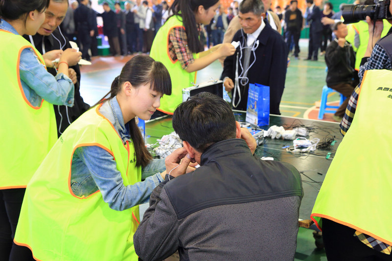 2014年4月魏基成天籟列車在安徽省六安舒城縣為當地聽障患者免費發放助聽器