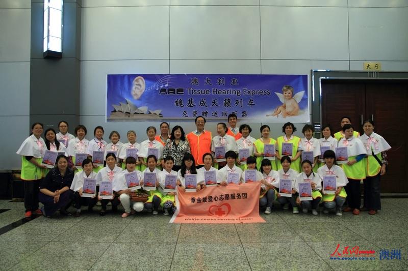 2014年5月，魏基成夫婦前往江西南昌捐贈助聽器。（人民網資料圖）