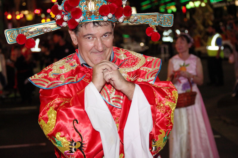 巡游隊伍中以財神扮相的澳大利亞當地民眾。（攝影 馬小龍）