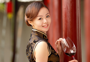 馮銳君女士 Ms Vivien Feng現為澳大利亞精品酒業公司鉑高匯精品酒莊（Blue Orchid Enterprise）執行董事，鉑蘭葡萄酒教育（Blue Orchid Wine School ）創始人，是澳大利亞葡萄酒界一位格外受人敬重的華裔企業家。鉑高匯旗下的葡萄園分布在澳大利亞葡萄酒產區中的最精品地區，并分別在獵人谷、瑪格麗特河流域、巴羅莎山谷建立了生產基地。有著高級電信工程師背景的馮銳君女士，將葡萄酒譽為人類工程學中最浪漫、最藝術而又精準的偉大工程。堅持秉承酒莊經營的精品品質、文化拓展、生活理念的三大服務核心，結合她對葡萄酒技術的深刻領悟、認真勤勉的品格和豐富的經營管理經驗，以及特有的中西雙邊文化素養的優勢，對華人社會深遠的葡萄酒文化理念的影響與塑造，得到了業內業外人士的高度贊揚。除了經營酒莊，馮銳君女士和中國主流211工程大學海南大學建立了深入的葡萄酒教育發展項目，她將積極不斷地通過中國知名大學平臺，把葡萄酒文化的精髓之美傳播到中華民族的沃土之上。 