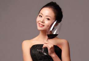 馮銳君女士 Ms Vivien Feng現為澳大利亞精品酒業公司鉑高匯精品酒莊（Blue Orchid Enterprise）執行董事，鉑蘭葡萄酒教育（Blue Orchid Wine School ）創始人，是澳大利亞葡萄酒界一位格外受人敬重的華裔企業家。鉑高匯旗下的葡萄園分布在澳大利亞葡萄酒產區中的最精品地區，并分別在獵人谷、瑪格麗特河流域、巴羅莎山谷建立了生產基地。有著高級電信工程師背景的馮銳君女士，將葡萄酒譽為人類工程學中最浪漫、最藝術而又精準的偉大工程。堅持秉承酒莊經營的精品品質、文化拓展、生活理念的三大服務核心，結合她對葡萄酒技術的深刻領悟、認真勤勉的品格和豐富的經營管理經驗，以及特有的中西雙邊文化素養的優勢，對華人社會深遠的葡萄酒文化理念的影響與塑造，得到了業內業外人士的高度贊揚。除了經營酒莊，馮銳君女士和中國主流211工程大學海南大學建立了深入的葡萄酒教育發展項目，她將積極不斷地通過中國知名大學平臺，把葡萄酒文化的精髓之美傳播到中華民族的沃土之上。 