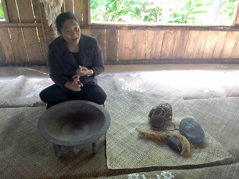 “古老湯加”的經營者歐法女士給記者講解湯加文化（攝影 盛楚宜）