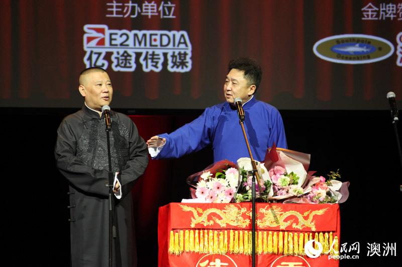 郭德綱（左）、于謙表演相聲《富貴圖》（攝影 董業衡）