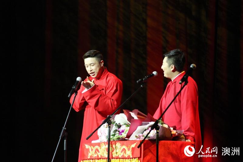 燒餅（左）、曹鶴陽表演相聲《東北style》（攝影 董業衡）