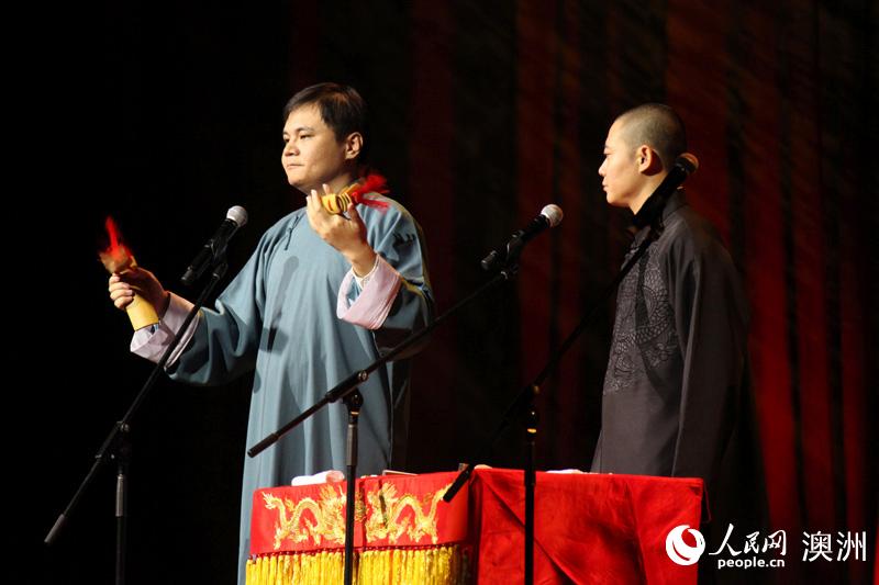 高峰（左）、欒云平表演相聲《學英語》 （攝影 董業衡）
