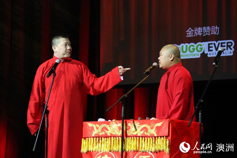 張鶴倫（左）、閻鶴祥進行表演相聲 （攝影 董業衡）