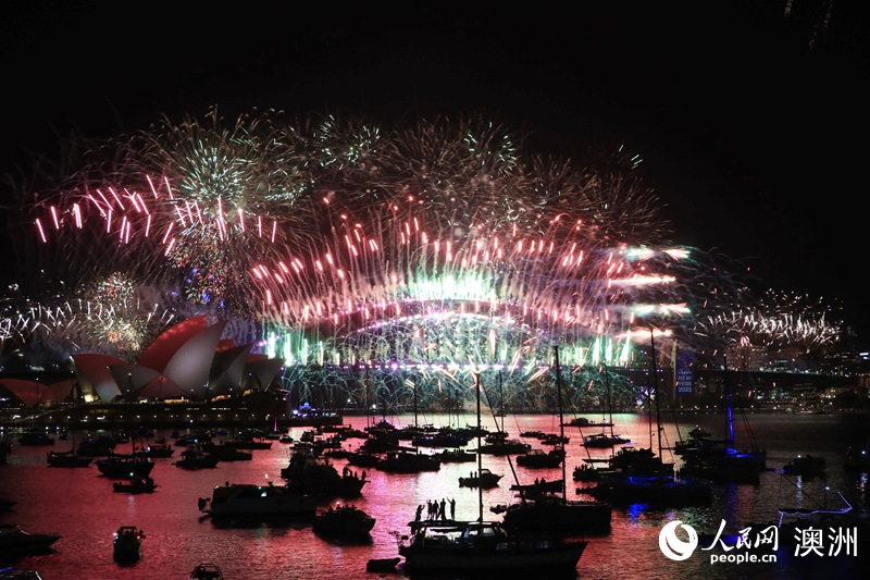 悉尼舉行跨年慶典，絢爛煙花裝點夜幕（攝影 張舒惠）