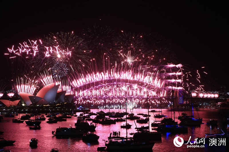 悉尼舉行跨年慶典，絢爛煙花裝點夜幕（攝影 張舒惠）