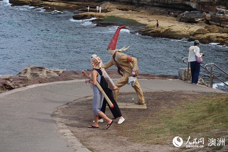第27屆悉尼海邊雕塑展舉行 百余件藝術作品沿海岸展出（攝影 劉梓彤）