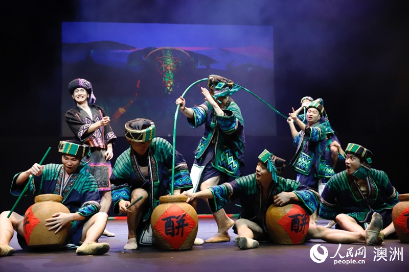 舞蹈詩《黎族家園》選段《吸酒謠》表演現場（攝影 劉美鷺）